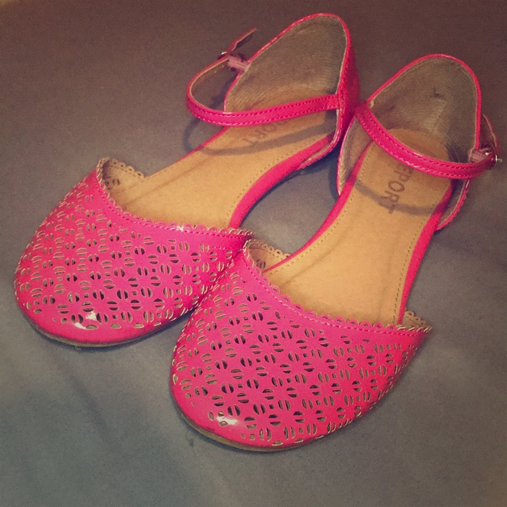 Report, closed toe sandals.
